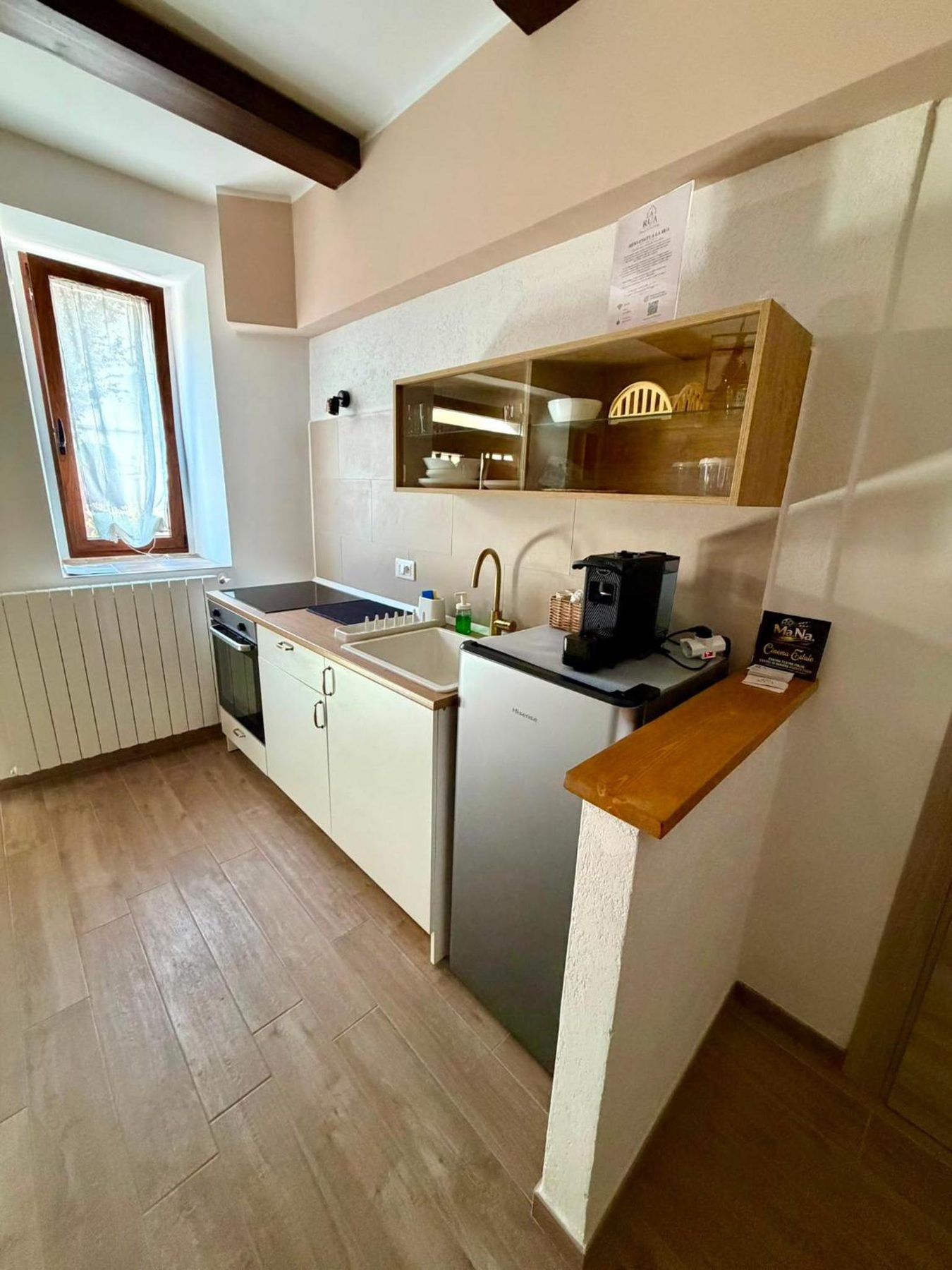 The kitchenette with oven, hob and coffee machine