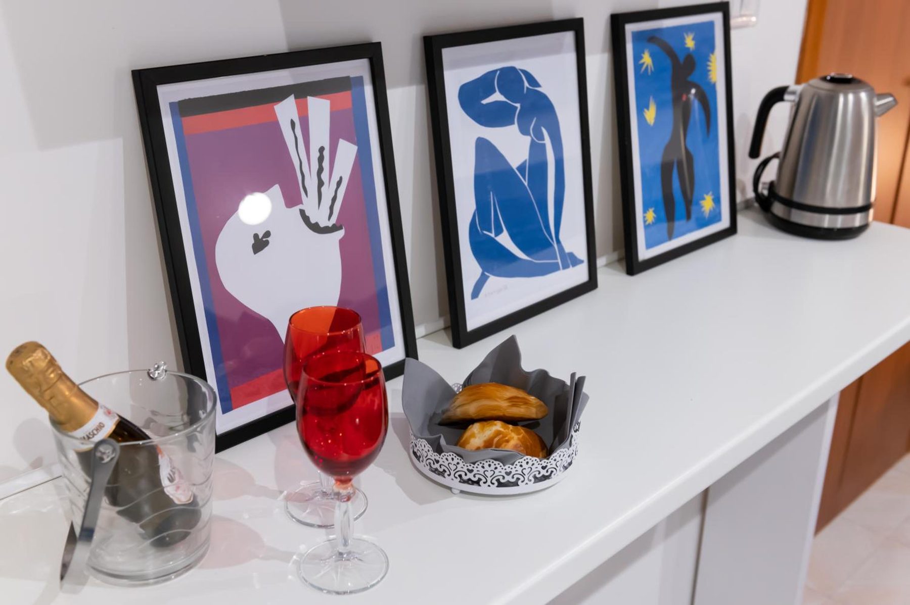 Colourful prints, a kettle and a welcome on the shelf