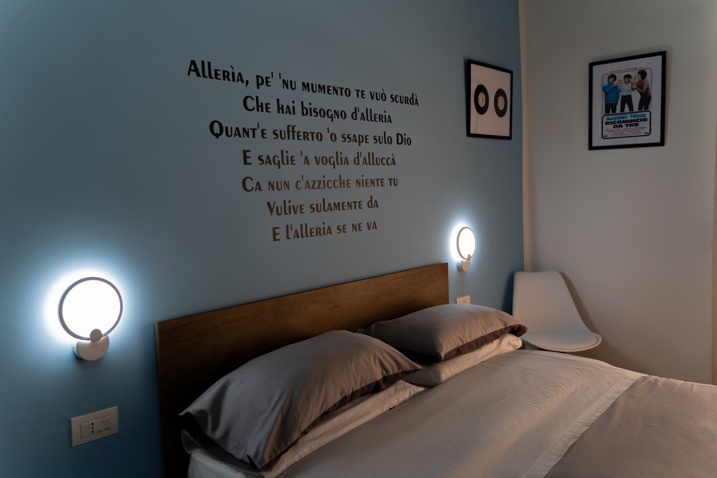 Alleria di sera, con le lampade tonde accese sopra il letto