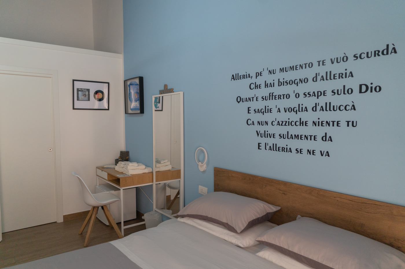 Alleria: scrivania, specchio e la parete scritta dietro il letto