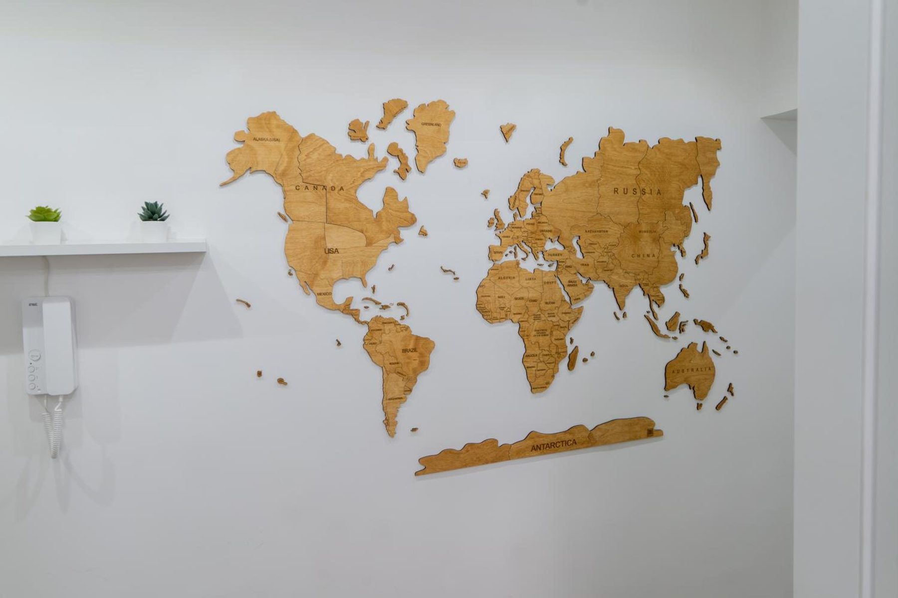 The corridor with the wooden world map