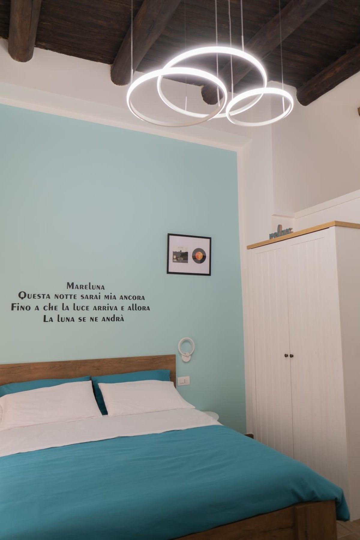 Mareluna: the bed, the white wardrobe and the ring light