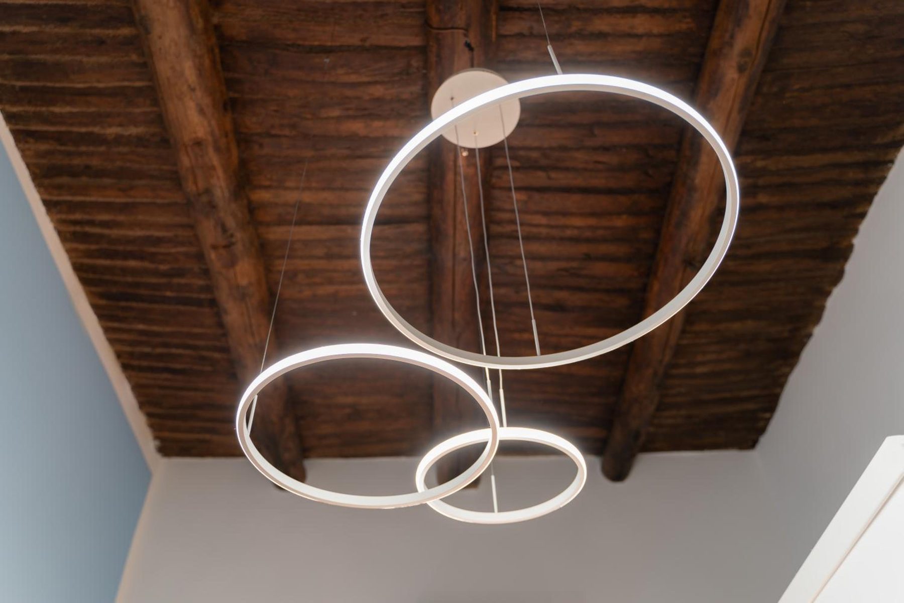 The wooden ceiling beams and the ring light